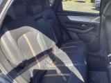 大人3人がゆったり乗車できる広々としたリヤシート。後席専用のエアコン吹き出し口(ベンチレーション)も装備。かかとを座席の下に引く事が可能で後席でも快適に過ごせます。