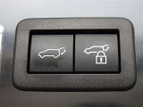 パワーバックドアを装備してます。バックドアを後ろからでも運転席からでもボタンでの開閉できます。