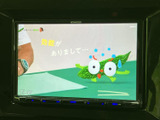 映像を表示する画面を備え、停車中にテレビ番組などを視聴できます。画面が見やすい位置に配置されており、休憩時間を過ごす際にも活用いただける装備です。
