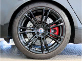 【BMWアロイホイル】軽量かつ強度に拘ったアロイホイル。走行性能ポテンシャルを引き出す設計。車の足元を引き締めてくれる大きなポイントはアロイホイルです。