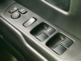 ドア側に窓やミラーのスイッチがまとまり、運転席から手を伸ばしやすい配置です。表示を見ながら操作箇所を把握しやすく、日常の乗車時にも便利に使えます。