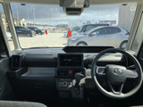 前方まで見通しやすい運転席まわりは、広いガラスエリアが開放感をもたらします。運転席と助手席は視界を確保しやすい配置で、同乗者も前方の景色を楽しめる落ち着いた車内空間です。