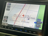 地図上に現在地周辺の道路や施設名が表示され、画面端には縮尺変更やクイック操作の項目も配置。時刻表示もあり、目的地までの道順を確認しながら移動をサポートします。