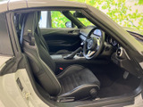 身体を支える形状のシートと、落ち着いた色合いの室内が運転席まわりに広がります。視界を遮りにくい開放感もあり、乗り込んだ際の清潔感や使用感をご確認いただけます。