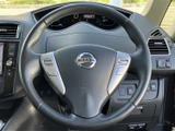 握りやすい形状のステアリングに、手元で操作できるスイッチ類を備えています。運転姿勢を大きく変えずに扱える配置で、日々の移動をより快適にサポートする装備です。