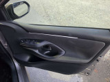運転席側のドアの内張りです。窓のスイッチがひとまとめに付いています。