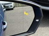 レーンチェンジアシスト。後方死角ゾーンの車両を検知してインジケーターが点灯、ドライバーに注意を促します。