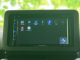 画面にはFM・AMやBluetooth、USB、AUXなどの選択項目が表示され、音源を切り替えやすい構成です。アイコンが並んでおり、使いたい項目を画面上で見つけやすくなっています。