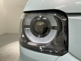 LEDヘッドライトは、点灯の瞬間から最大光量を発揮し、突然暗くなるトンネルなどでの安定感を高めます。