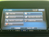 画面上でFM・AM、テレビ、DVD・CDなどのソースを選べる仕様です。項目が一覧で表示されるため、目的の音源を確認しやすいのもポイント。USBやSDメモリーカードなど、日常の使い方に合わせて選べます。