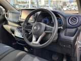 運転席まわりはメーターや画面が前方にまとまり、座ったまま視線を移しやすい配置です。窓から外の様子も確認しやすく、落ち着いた色合いのシートで毎日の移動もくつろげます。