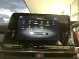 テレビのソースを選べる画面を備え、停車中に映像やテレビを視聴したい場面で活用できます。画面から入力先を確認でき、項目も見分けやすい構成です。