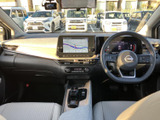 運転席まわりには視認しやすいメーターと中央のナビ画面がまとまり、前席から確認しやすい配置です。ハンドルや各種表示が手元に集まり、日常の運転を支えます。