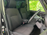 前席からはフロントまわりを見渡しやすく、運転席と助手席の間にもゆとりがあります。座面と背もたれは落ち着いた色合いで、日常使いにもなじむ車内です。