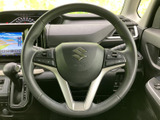手に収まりやすい形状で、左右のスイッチから各種機能にアクセスできます。運転席まわりの操作を手元にまとめ、日常の運転をスムーズにサポートする装備です。