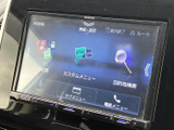タッチ操作で目的地検索や各種メニューにアクセスでき、音楽などのソース切替も画面から行えます。項目がまとまっていて、日々の移動を便利にサポートしてくれる装備です。