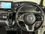 【ハンドル】運転にかかわる様々な操作を安全に行えるように視点移動が少なく操作性に配慮されたスイッチ類が凝縮されたコックピットです。