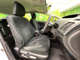 運転席まわりには十分なスペースがあり、大柄な方でもゆったり運転していただける環境です。