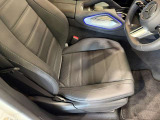 メルセデスのシートは、少し硬めに出来ておりますので、長時間の運転でも疲れにくく、安全にドライビングをお楽しみ頂けます