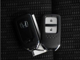 ◆スマートキー◆カギをバッグやポケットに入れたままでもドアロックの開閉ができる『スマートキー』付き!雨天や暗くなってもカギを取り出す必要がなくドアの開錠&エンジンも始動できます