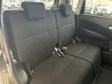後席は左右に分かれた座面とヘッドレストを備え、同乗者がゆったり過ごせる空間です。サイドウインドウから外の景色も楽しめ、落ち着いた色調のシートが室内をまとめます。