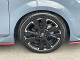 スタイリッシュな純正アルミホイールです。シャープなデザインが車両のデザインとマッチしています。