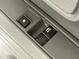 運転席のスイッチで全てのウィンドウの開閉操作を行うことができます。ロックボタンをONにしておくと、運転席以外のウィンドウは作動しないのでお子様を乗せているときなども安心ですね♪