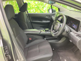 前席は視界が広く、運転席から周囲を見渡しやすいレイアウトです。シートと足元にはゆとりが感じられ、落ち着いた色調の室内で、毎日の移動も心地よくお過ごしいただけます。
