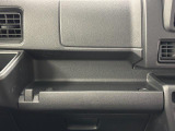 助手席側のインパネは多機能!間口の広くて使いやすいトレイや何かと工具や買い物袋を掛けれる便利なフック付き!
