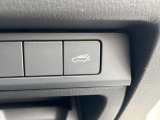 【パワーバックドア】スマートキーや運転席のボタンを押すだけでリアゲートが自動で開閉します!荷物を持っている時や、高い位置にあるバックドアを閉める際に便利な機能です♪