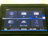 CD/DVDやFM、AM、テレビ、iPodなどの項目が画面上に並び、使いたい音源を選びやすい構成です。電話や設定もまとめて確認でき、日々の操作をサポートします。