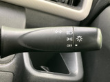 レバーに表示されたマークで設定を確認しやすく、運転席から手を伸ばしやすい配置です。周囲の明るさに応じた操作にも役立ち、日々の運転を支えます。