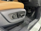 パワーシート搭載。微妙な調整が手軽にでき、ピッタリのポジションで運転することが可能です。