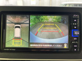 後方の映像に加えて車両周辺の俯瞰表示も確認でき、ガイド線が駐車時の目安になります。バックでの駐車や狭い場所での切り返しをサポートする、便利なモニターです。