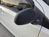 右側のドアミラーです。黒いミラーカバーで、白の車体の差し色になっています。
