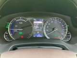 後方の様子を画面で確認でき、駐車時の安全確認をサポートします。車両の後ろに加えてガイド線も表示されるため、駐車スペースへ下がる際の目安として便利です。周囲を目視で確かめながら活用いただけます。