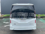 デュアルバックドアです。僅かなスペースでもバックドアを開けて荷物の乗せ降ろしが可能です。