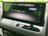 大きく見やすい画面に音源選択や接続状況が表示され、必要な項目を確認しやすい構成です。日々の移動で音楽を楽しみたい方にも、使い勝手を確かめていただけます。