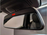 BMWではルームミラーの裏側にETCの車載器が内蔵されており、別途で車載器の購入必要なしで非常にスマート。皆様が驚かれるポイントのでもあります