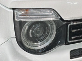 LEDヘッドライトは、点灯の瞬間から最大光量を発揮し、突然暗くなるトンネルなどでの安定感を高めます。