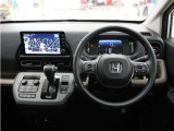 運転にかかわる様々な操作を安全に行えるように視点移動が少なく、操作性に配慮されたスイッチ類が凝縮されたコクピットです。