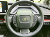 ステアリング上に複数のスイッチを備え、手元で車内の機能を選びやすい構成です。表示を見ながら使えるため、視線移動を抑えたい場面にも便利で、日々の運転をサポートします。