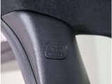 サイドカーテンエアバック装備。  側面衝突時に窓側の天井部から瞬時に展開し、乗員の頭部や頚部への衝撃を広範囲で緩和する安全装備です。