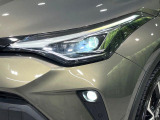 【シーケンシャルターンランプ付きLEDヘッドライト】人気の『流れるウィンカー』付きのLEDヘッドライトを装備♪高級感はもちろん、点灯時は存在感たっぷりで他車からも認識されやすく安心です。