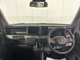 水平基調のインテリアデザインがすっきりとした車内と見晴らしのよい視界を与えてくれます。
