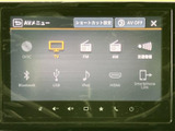 画面にはラジオやディスク、Bluetooth、USBなどの選択肢が並び、使いたい音源を見つけやすい構成です。メニュー表示が整理され、日常の操作も確認しやすくなっています。