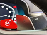 【ハンドル】ドライバーとBMW車の一体感がダイレクトに伝わるステアリングホイール。形状・太さへの拘りに加えて、操作性を高める為にスイッチ類も配置。クイックかつ安定のドライビングを体感下さい!