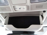 サングラスホルダーを備えたオーバーヘッドコンソールを装備。運転中に使う小物をスマートに収納でき、車内の整理整頓にも役立ちます。