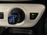 スムーズな操作で快適に運転を楽しめる、シフトポジションを電動で制御する電子式シフトレバーです。