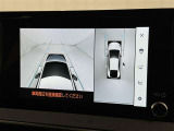 パノラミックビューモニターシステムが付いているので車の上から見た映像が確認できますよ。 一目で車両周辺の情報を確認できますが、直接安全をご確認下さい。